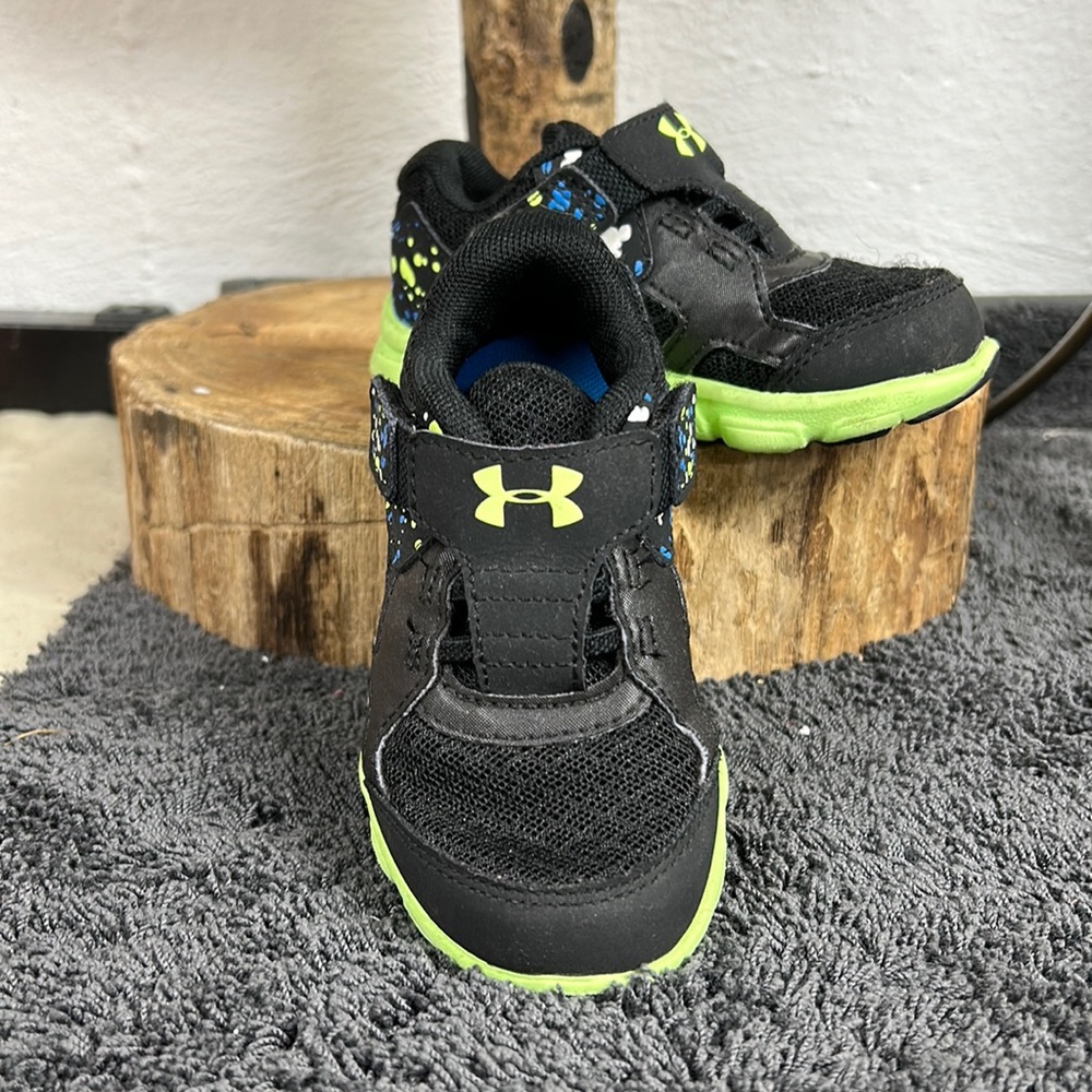 Under Armour children tennis shoes size 5